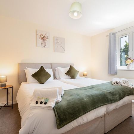 Spacious 4 Bedroom, Perfect For Contractors, Families, Private Parking Royal Wootton Bassett Exterior foto