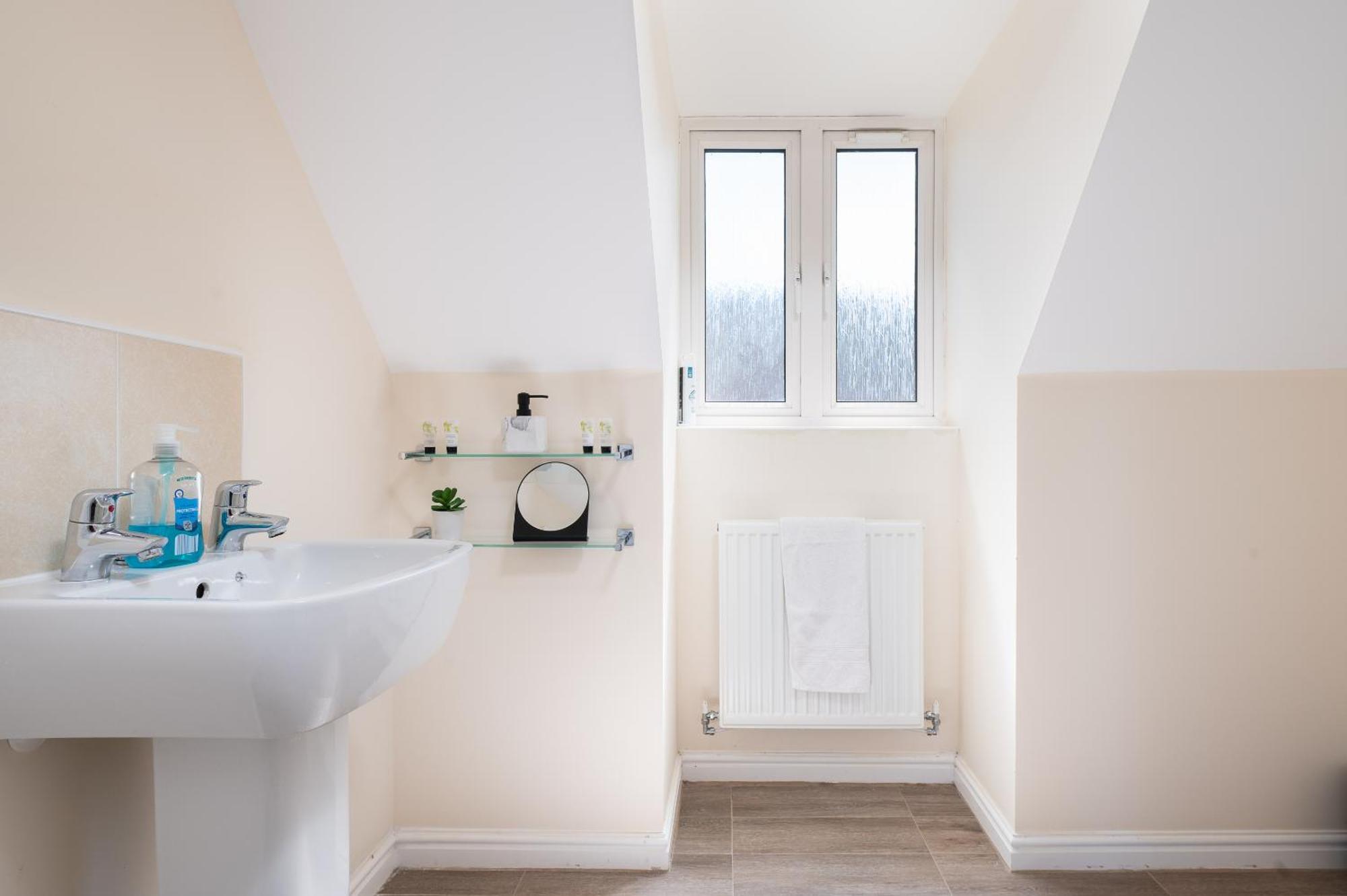 Spacious 4 Bedroom, Perfect For Contractors, Families, Private Parking Royal Wootton Bassett Exterior foto