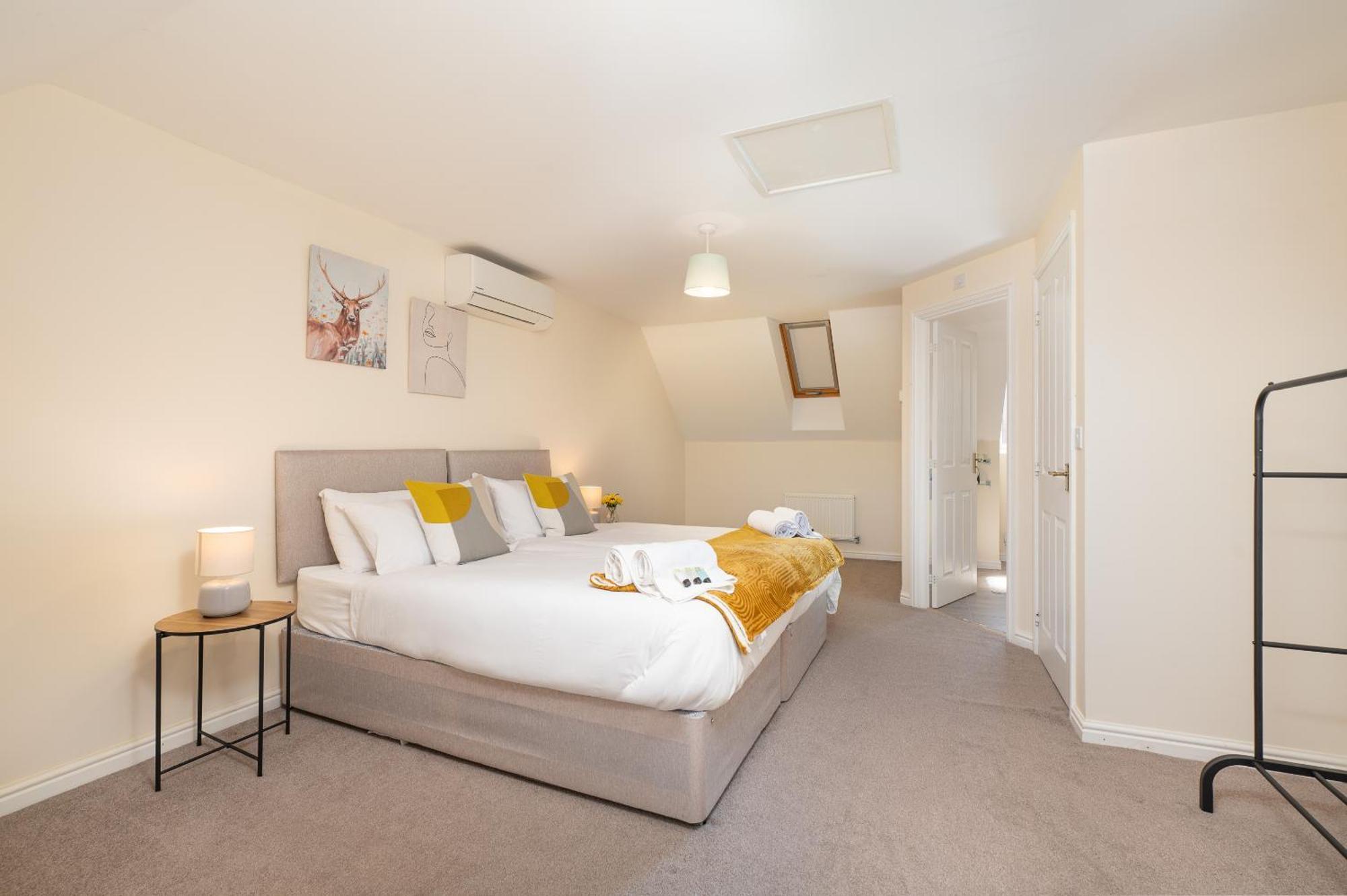 Spacious 4 Bedroom, Perfect For Contractors, Families, Private Parking Royal Wootton Bassett Exterior foto