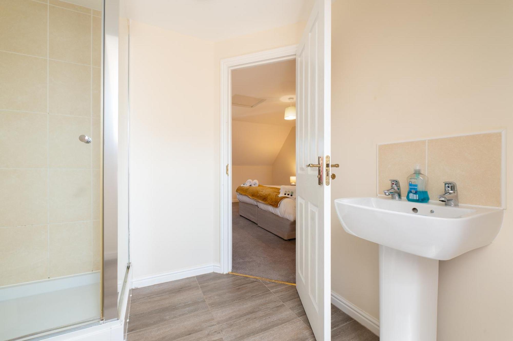 Spacious 4 Bedroom, Perfect For Contractors, Families, Private Parking Royal Wootton Bassett Exterior foto